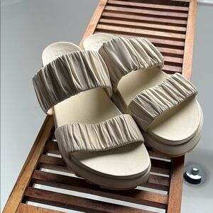 Women's Sorel Cream Sandals-size 9